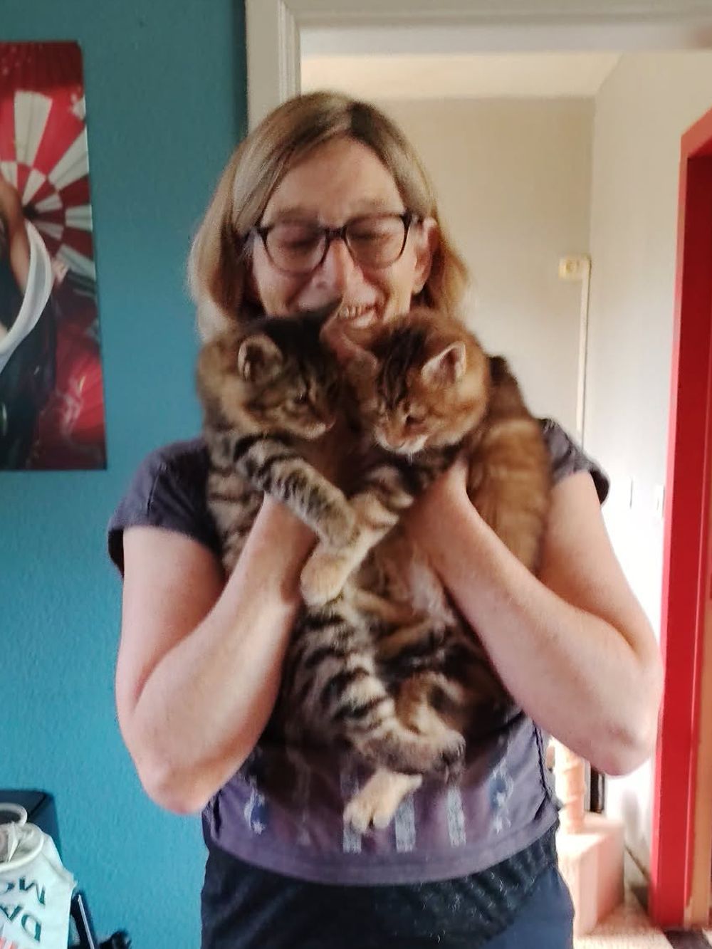Colette tenant dans ses bras Bagheera et Bastet, les deux chatonnes
